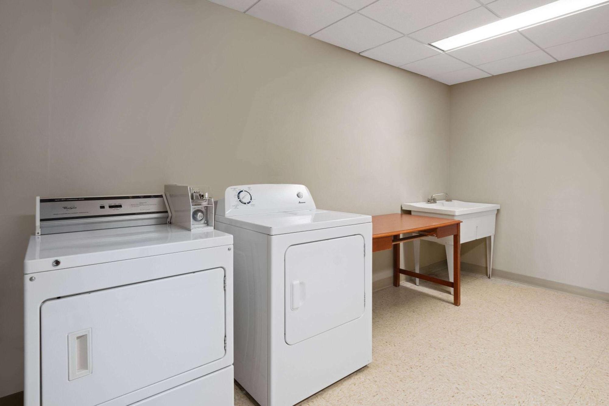 Vantage Inns&Suites Fort Mcmurray Extérieur photo