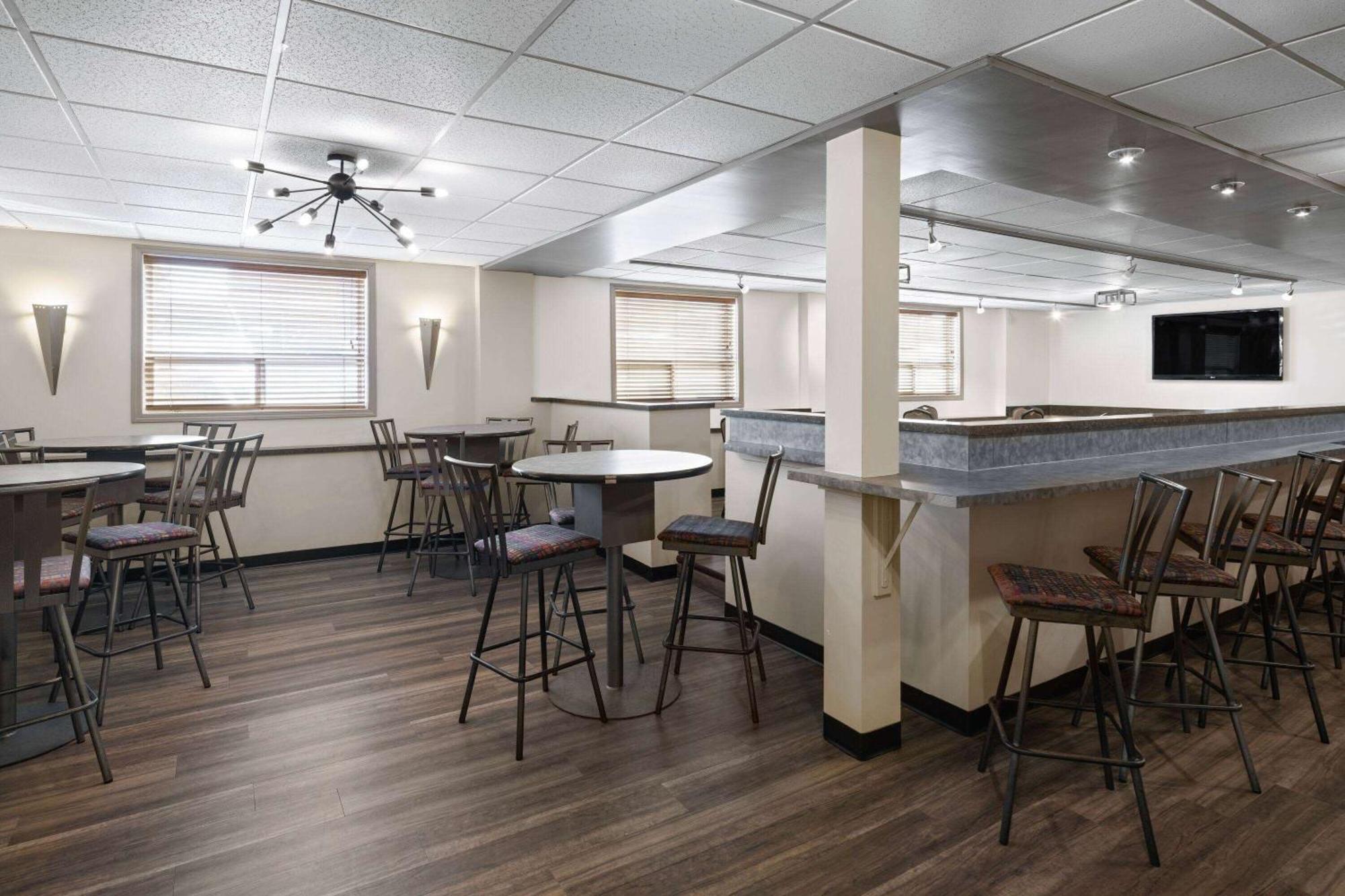 Vantage Inns&Suites Fort Mcmurray Extérieur photo